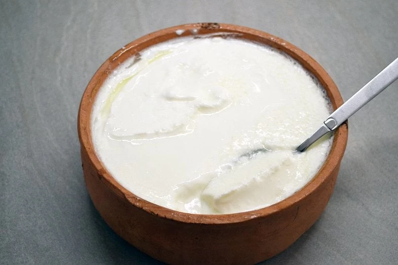 Ξέρετε τι θα συμβεί αν ρίξετε γιαούρτι στη λεκάνη της τουαλέτας;